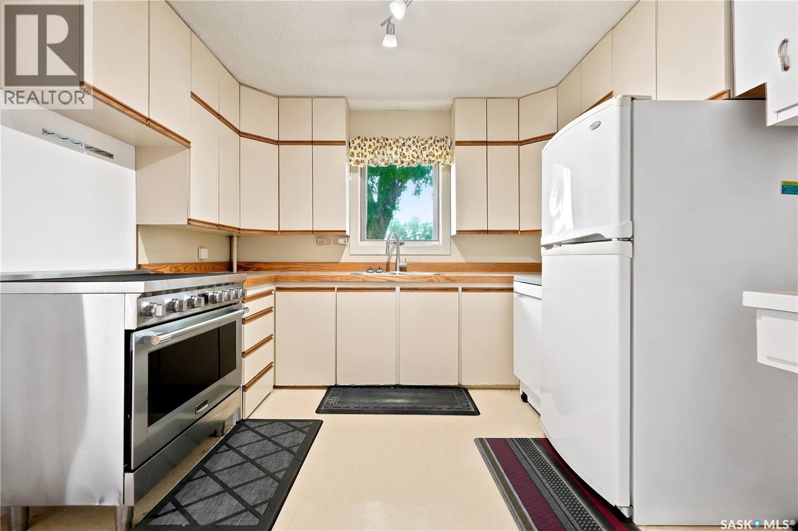 54 Hill Street, Eyebrow, SK - Indoor Photo Showing Kitchen