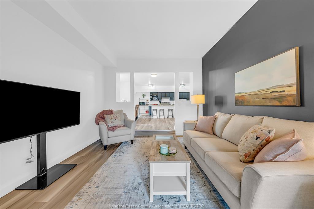 306-4850 Grand Boulevard, Windsor, ON - Indoor Photo Showing Living Room
