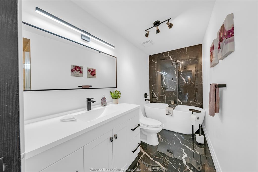 306-4850 Grand Boulevard, Windsor, ON - Indoor Photo Showing Bathroom