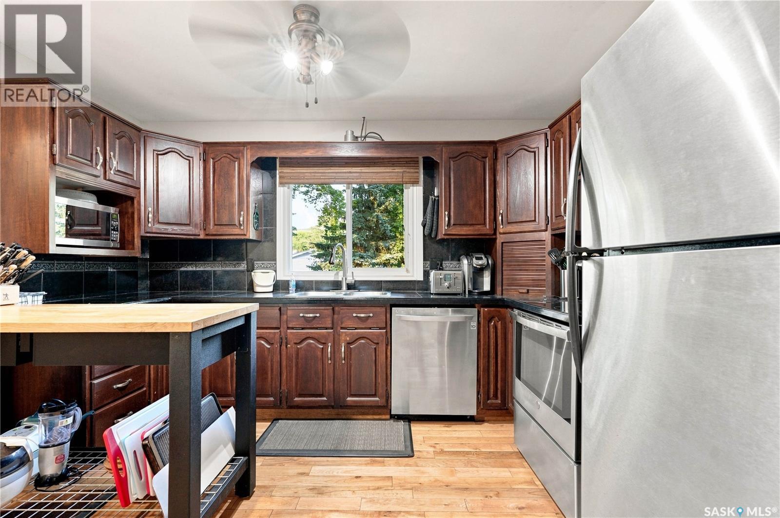 123 Trent Crescent, Saskatoon, SK - Indoor Photo Showing Kitchen With Double Sink