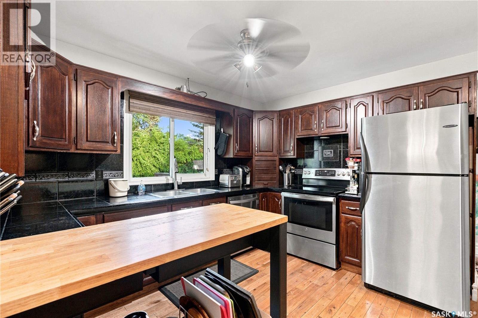 123 Trent Crescent, Saskatoon, SK - Indoor Photo Showing Kitchen With Double Sink