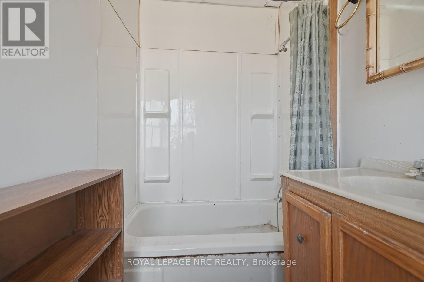 592 Fielden Avenue, Port Colborne (Main Street), ON - Indoor Photo Showing Bathroom