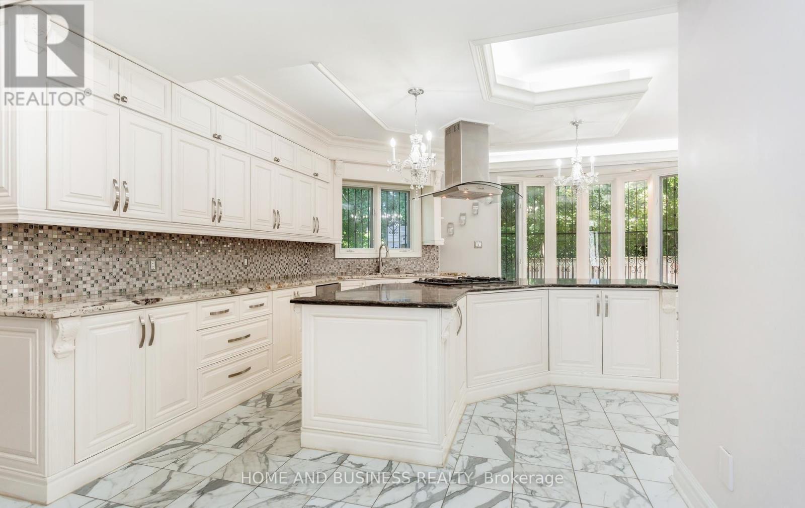 1755 Birchwood Drive, Mississauga, ON - Indoor Photo Showing Kitchen With Upgraded Kitchen
