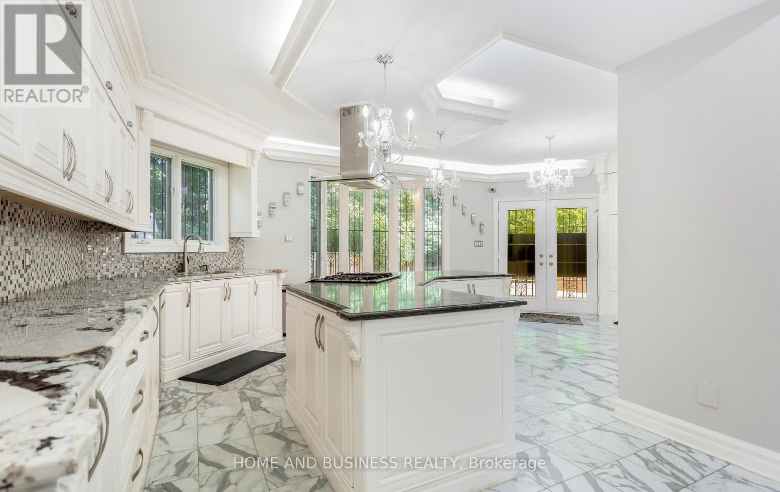 1755 Birchwood Drive, Mississauga, ON - Indoor Photo Showing Kitchen With Upgraded Kitchen