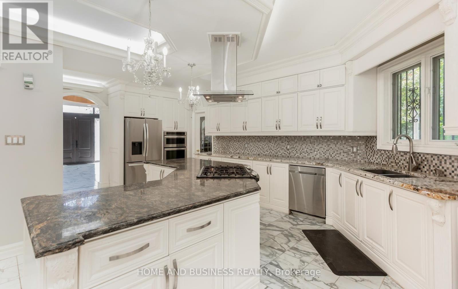 1755 Birchwood Drive, Mississauga, ON - Indoor Photo Showing Kitchen With Double Sink With Upgraded Kitchen