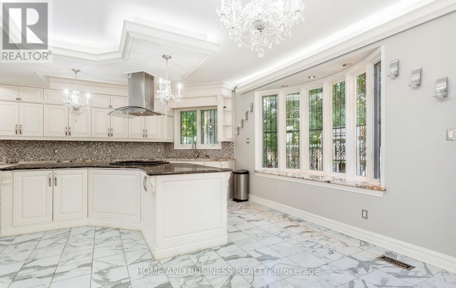 1755 Birchwood Drive, Mississauga, ON - Indoor Photo Showing Kitchen