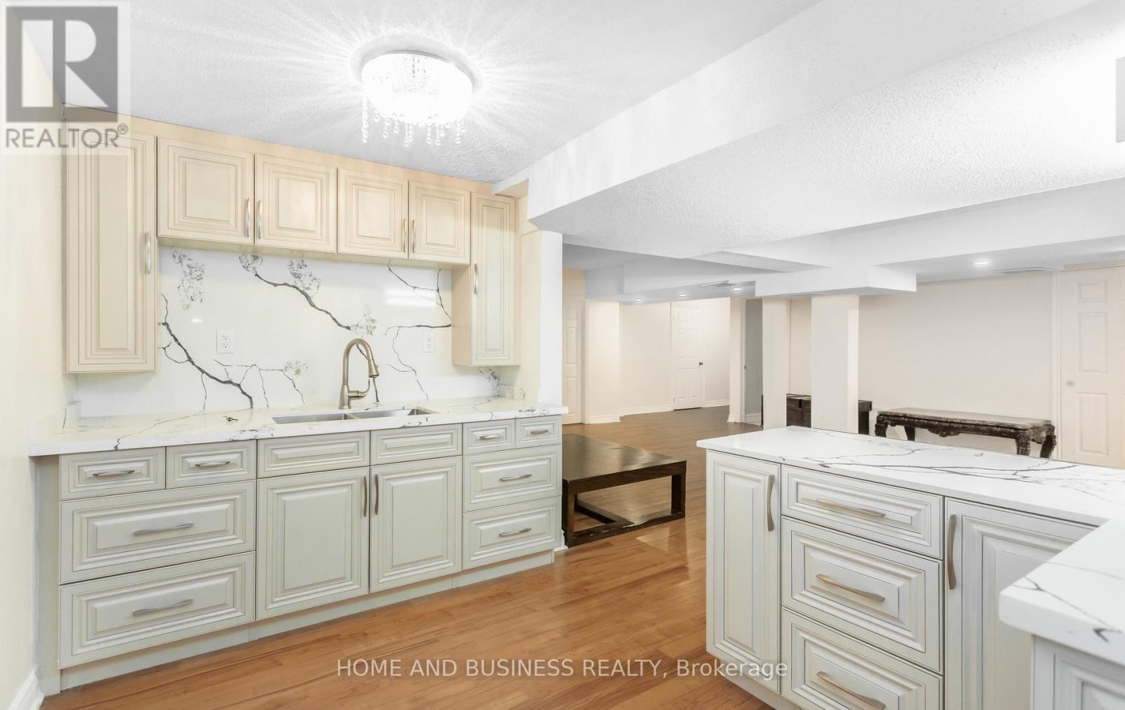 1755 Birchwood Drive, Mississauga, ON - Indoor Photo Showing Kitchen