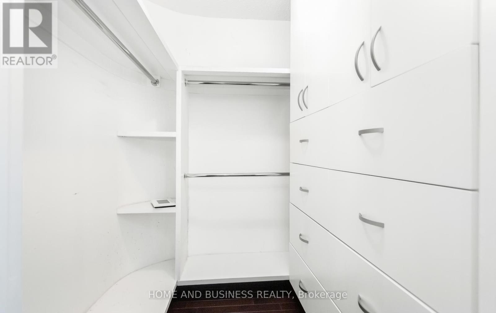 1755 Birchwood Drive, Mississauga, ON - Indoor With Storage