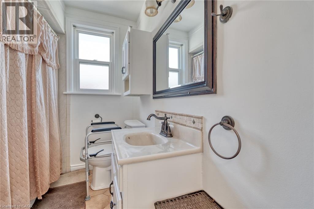 27 Delevan Crescent, Hamilton, ON - Indoor Photo Showing Bathroom