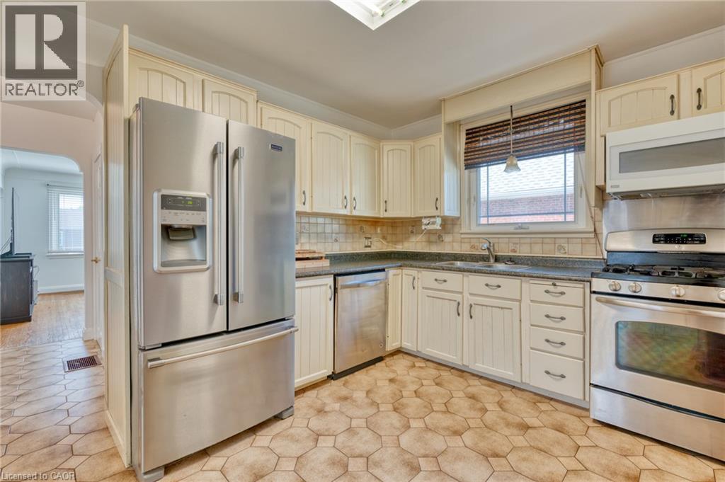 27 Delevan Crescent, Hamilton, ON - Indoor Photo Showing Kitchen