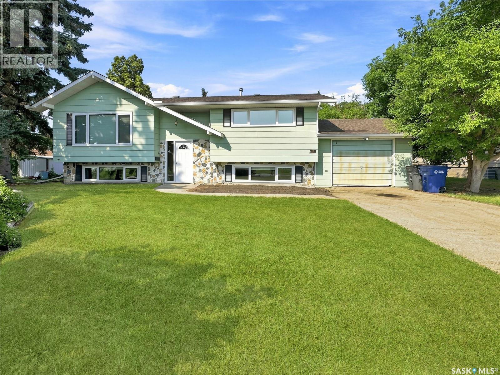 609 Railway Avenue, Balcarres, SK - Outdoor