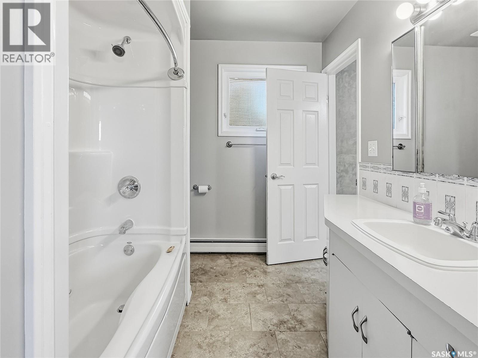 609 Railway Avenue, Balcarres, SK - Indoor Photo Showing Bathroom