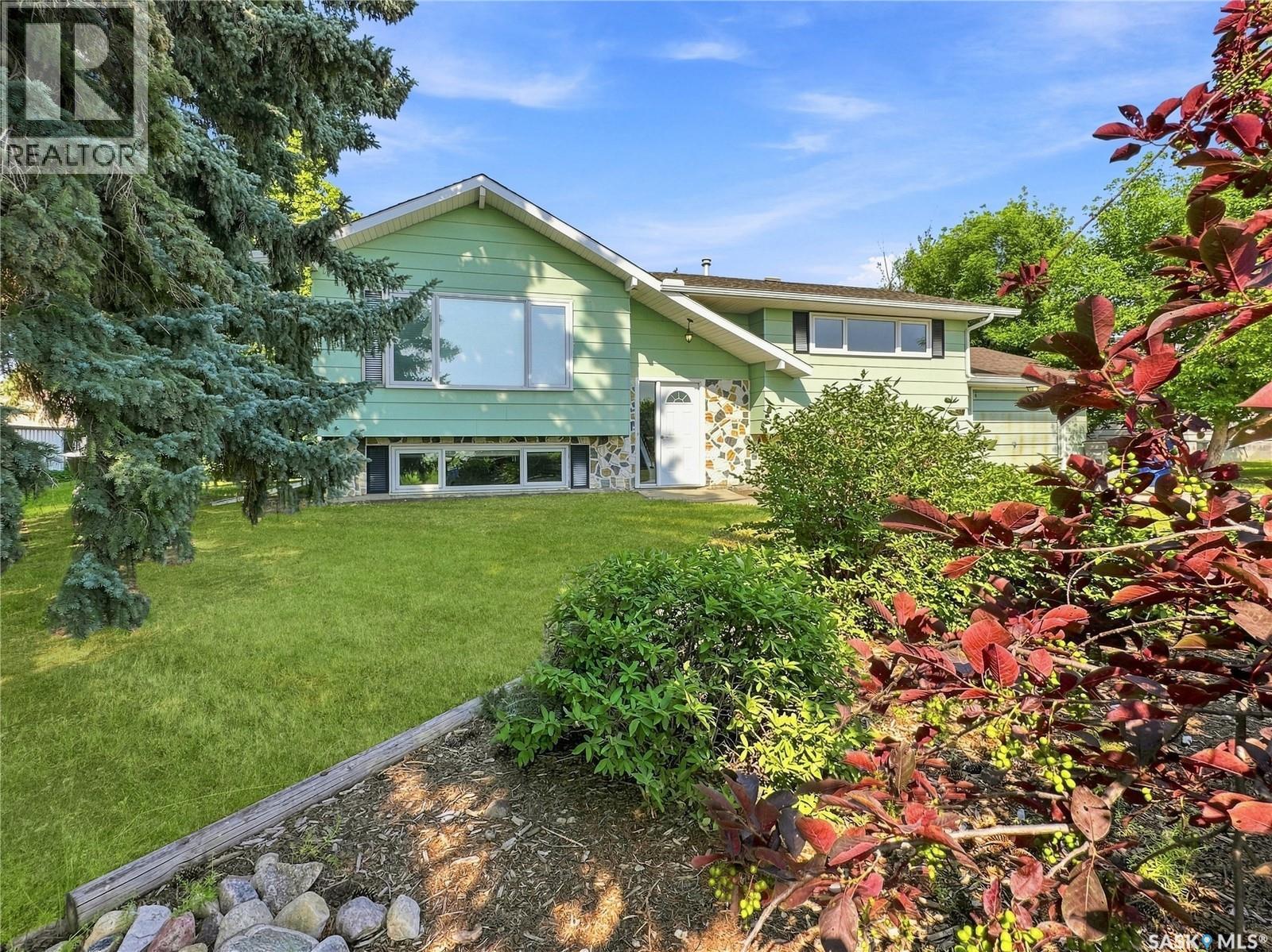 609 Railway Avenue, Balcarres, SK - Outdoor With Deck Patio Veranda