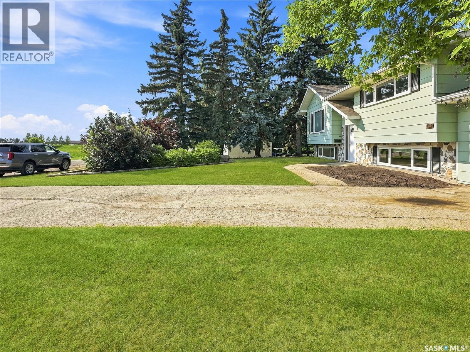 609 Railway Avenue, Balcarres, SK - Outdoor