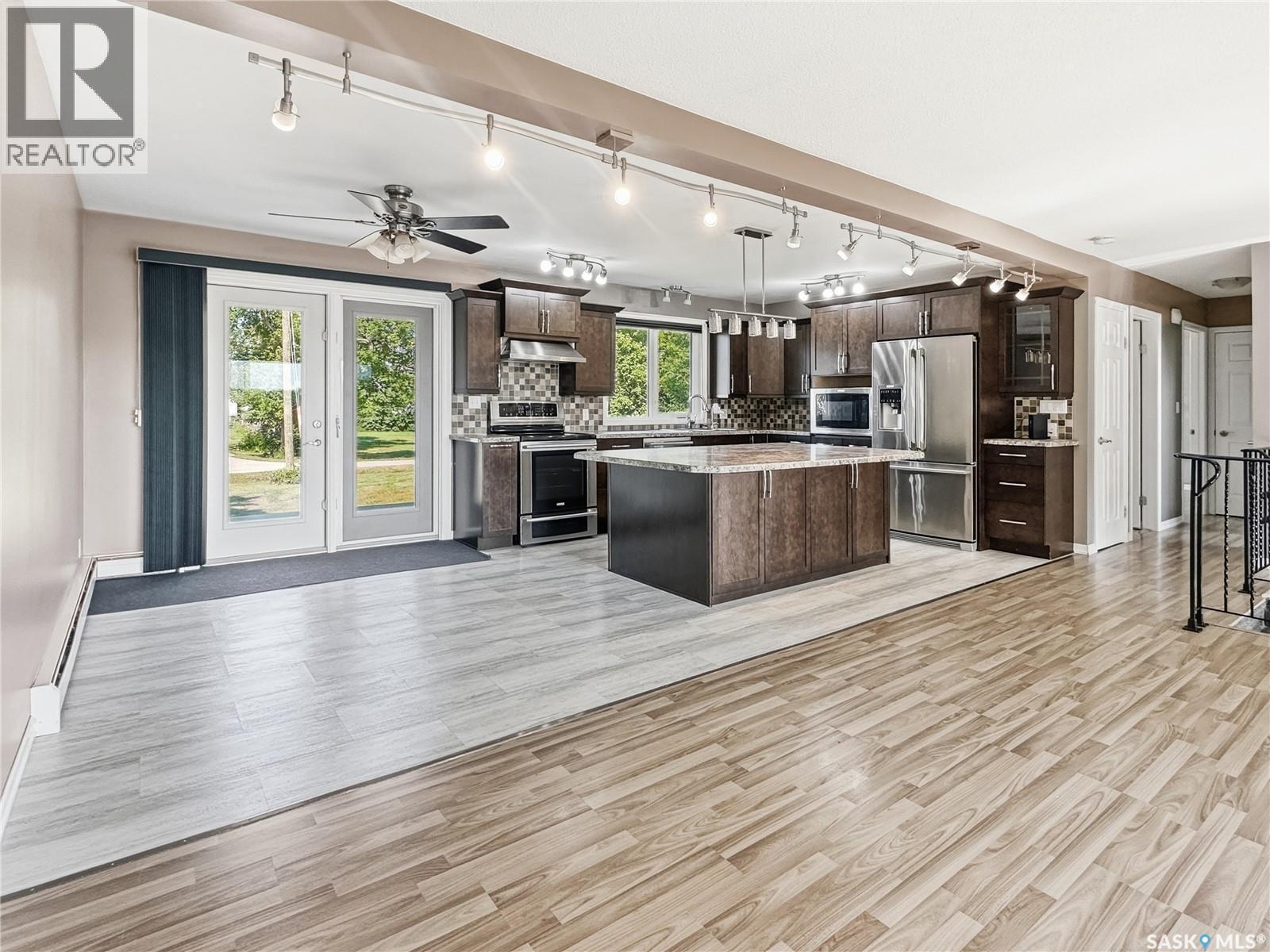 609 Railway Avenue, Balcarres, SK - Indoor Photo Showing Kitchen With Upgraded Kitchen