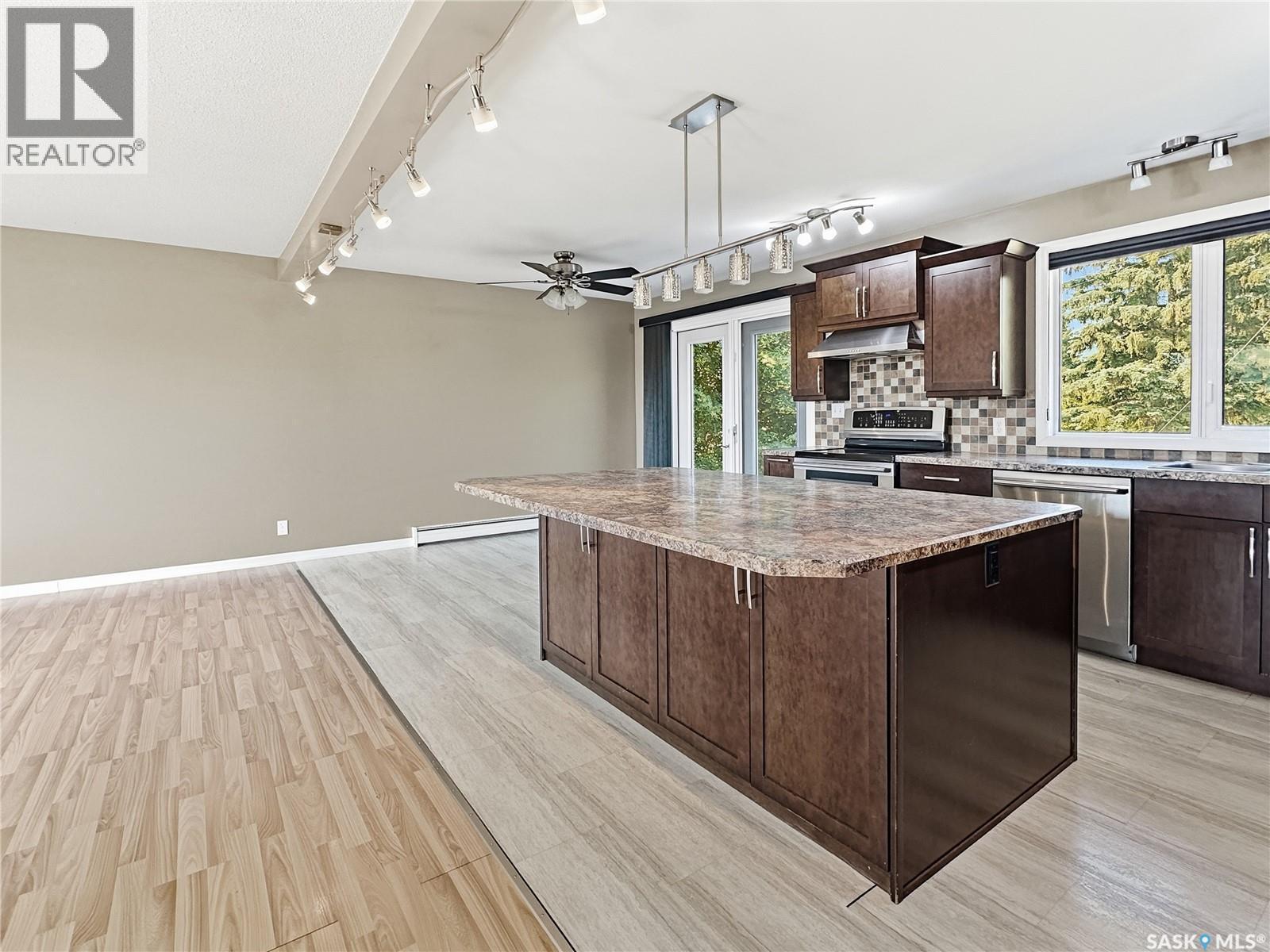 609 Railway Avenue, Balcarres, SK - Indoor Photo Showing Kitchen With Double Sink
