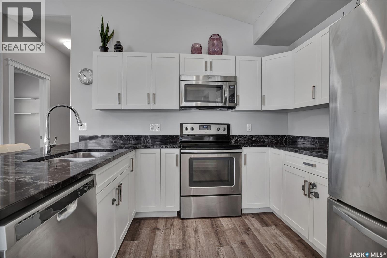 407 Boykowich Street, Saskatoon, SK - Indoor Photo Showing Kitchen With Stainless Steel Kitchen With Double Sink With Upgraded Kitchen