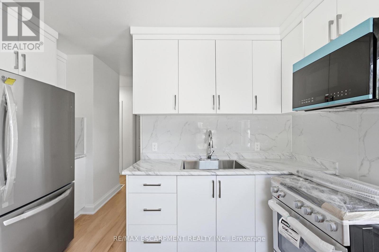 22 David Avenue, Hamilton, ON - Indoor Photo Showing Kitchen With Upgraded Kitchen