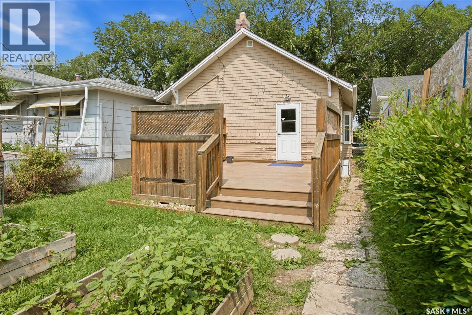 3621 Dewdney Avenue, Regina, SK - Outdoor