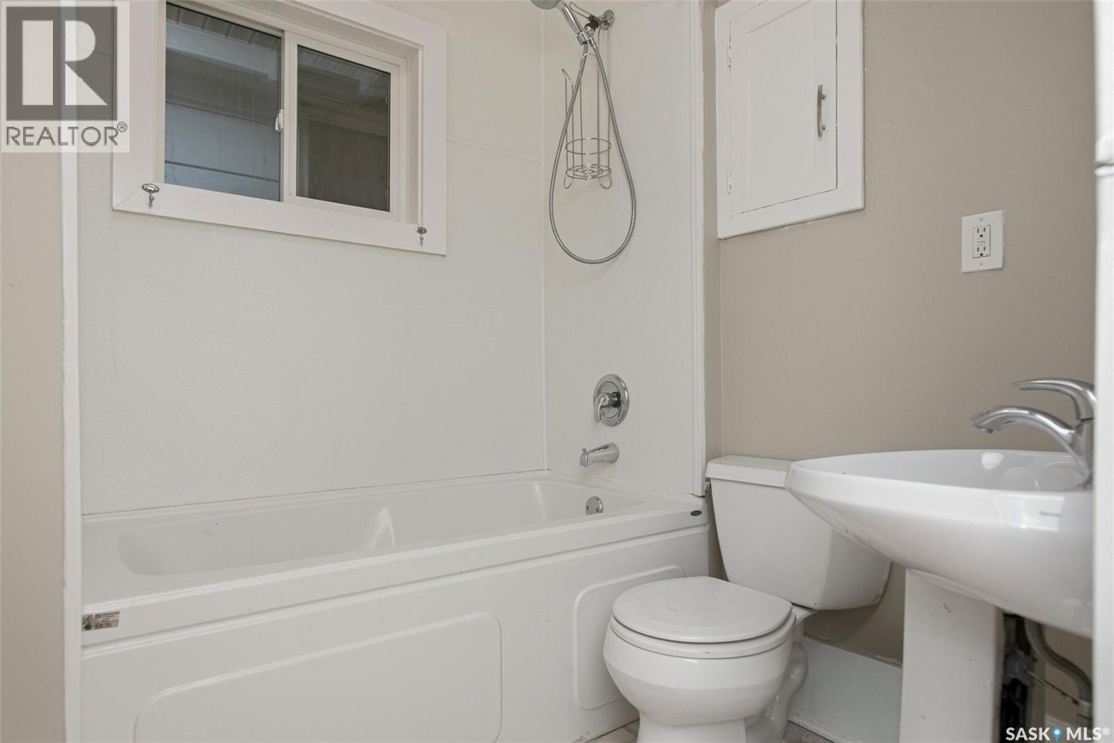 3621 Dewdney Avenue, Regina, SK - Indoor Photo Showing Bathroom