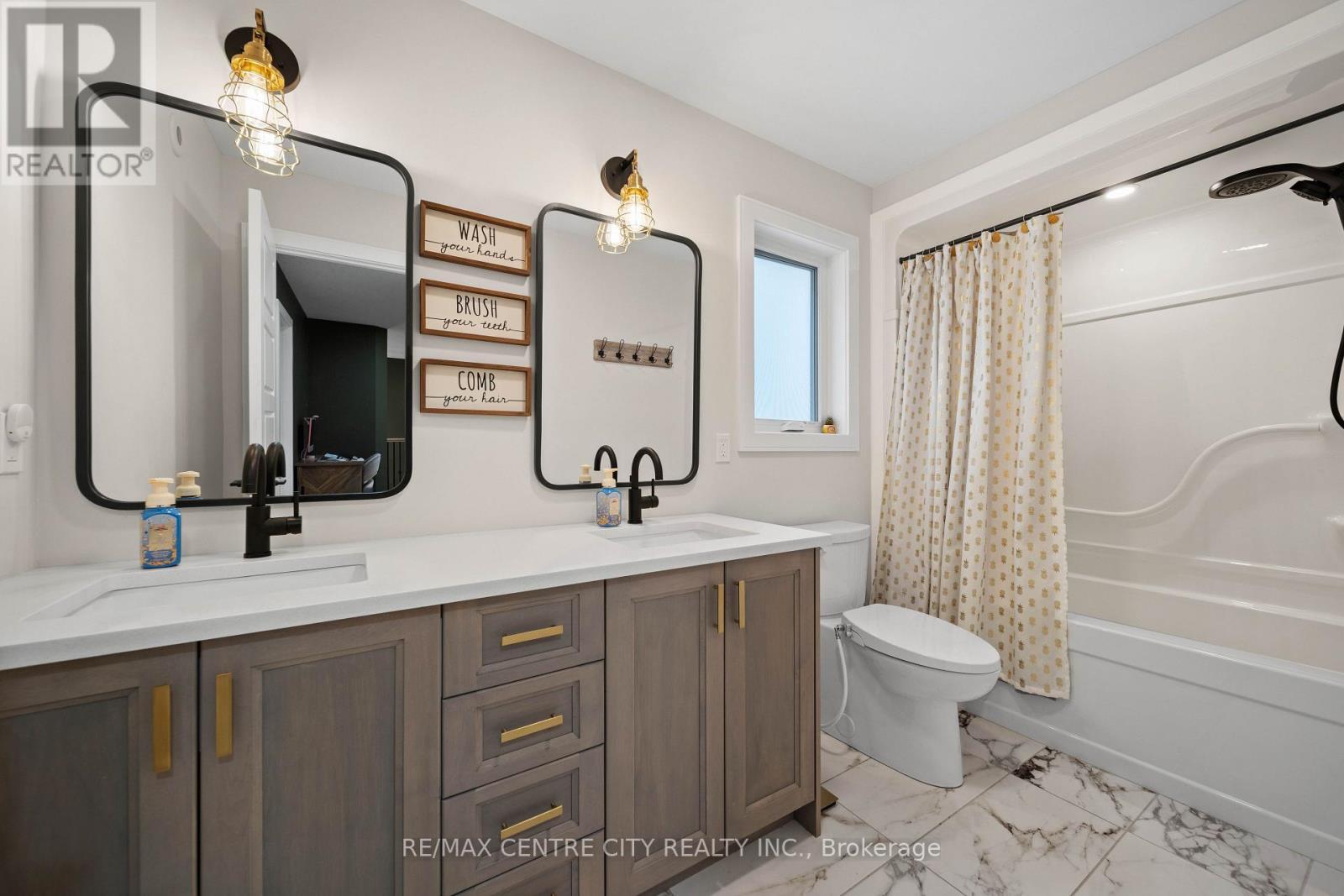 Double sink in main bedroom - 76 Styles Drive, St. Thomas, ON - Indoor Photo Showing Bathroom