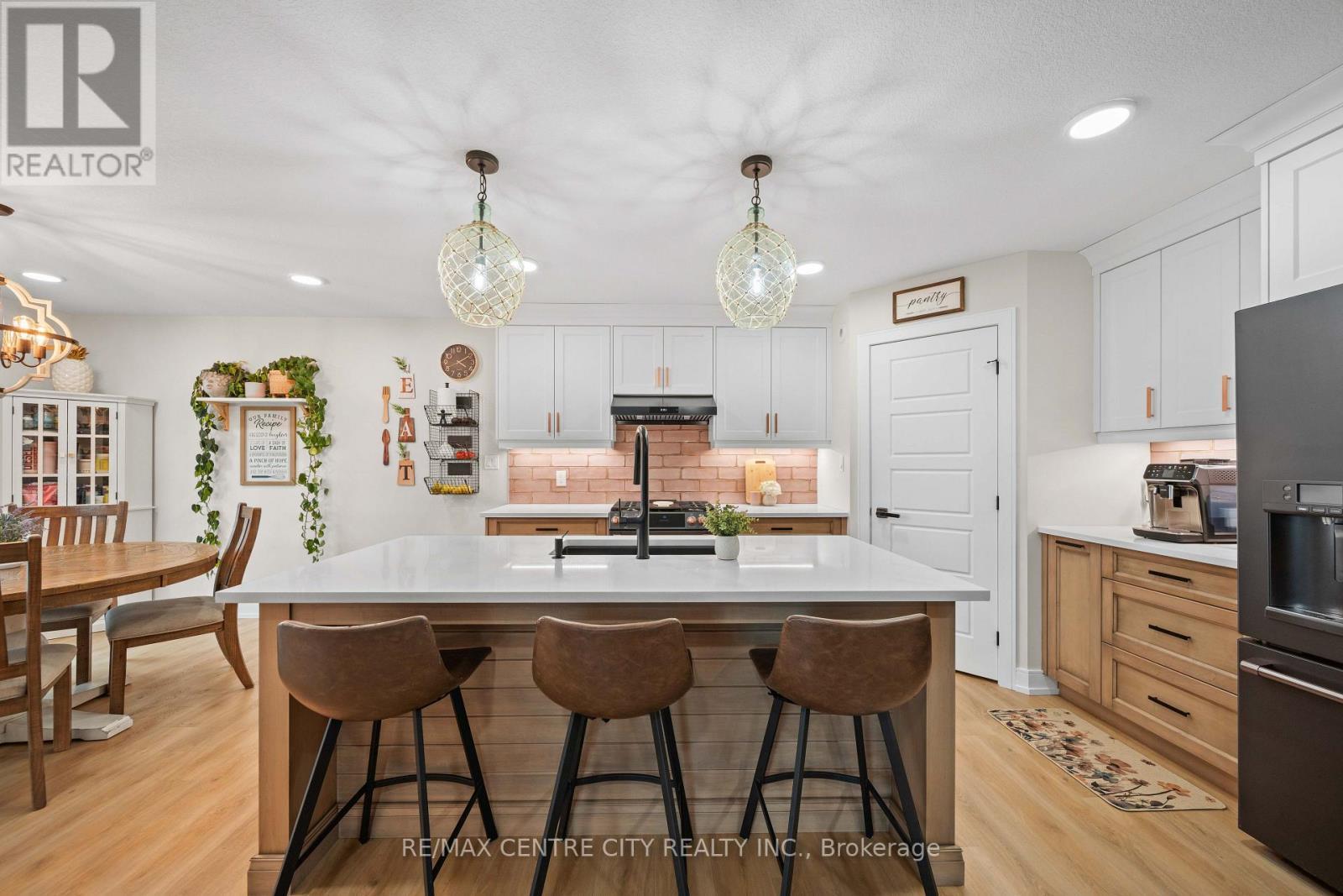 Large island with sink - 76 Styles Drive, St. Thomas, ON - Indoor