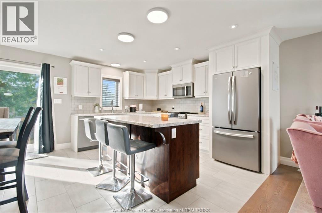 6 Joaney Lane, Cottam, ON - Indoor Photo Showing Kitchen With Upgraded Kitchen