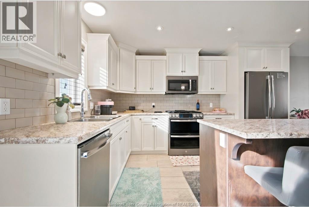 6 Joaney Lane, Cottam, ON - Indoor Photo Showing Kitchen With Double Sink With Upgraded Kitchen