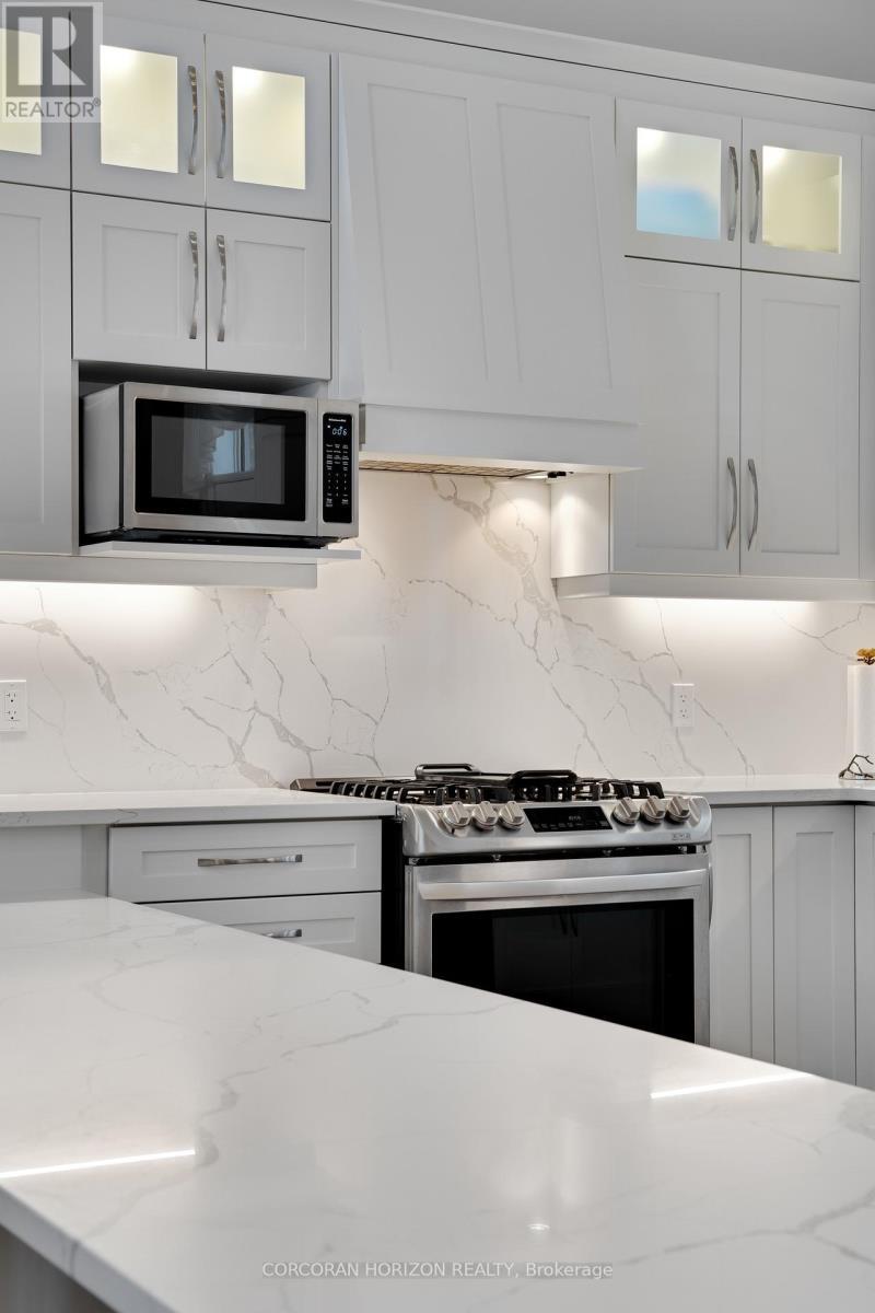 305 Blair Creek Drive, Kitchener, ON - Indoor Photo Showing Kitchen With Upgraded Kitchen