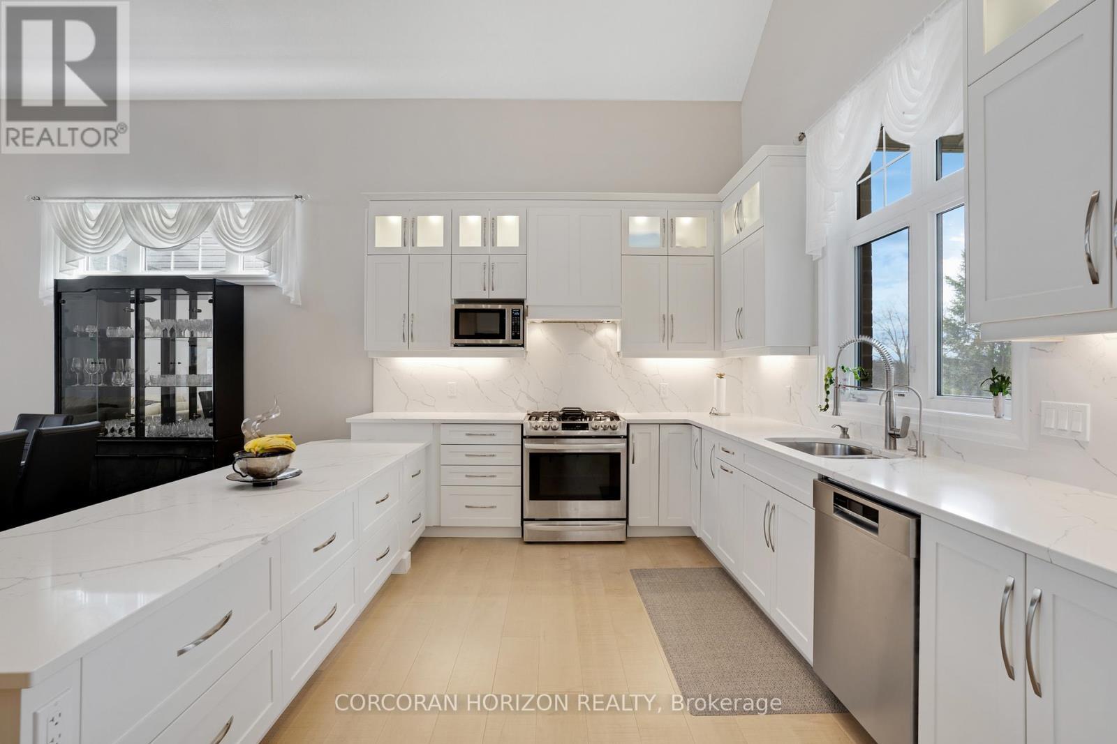 305 Blair Creek Drive, Kitchener, ON - Indoor Photo Showing Kitchen With Upgraded Kitchen