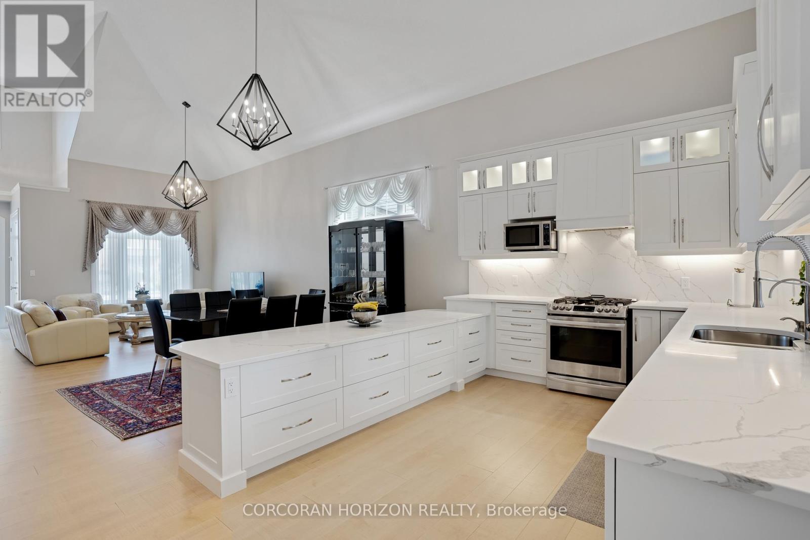 305 Blair Creek Drive, Kitchener, ON - Indoor Photo Showing Kitchen With Upgraded Kitchen