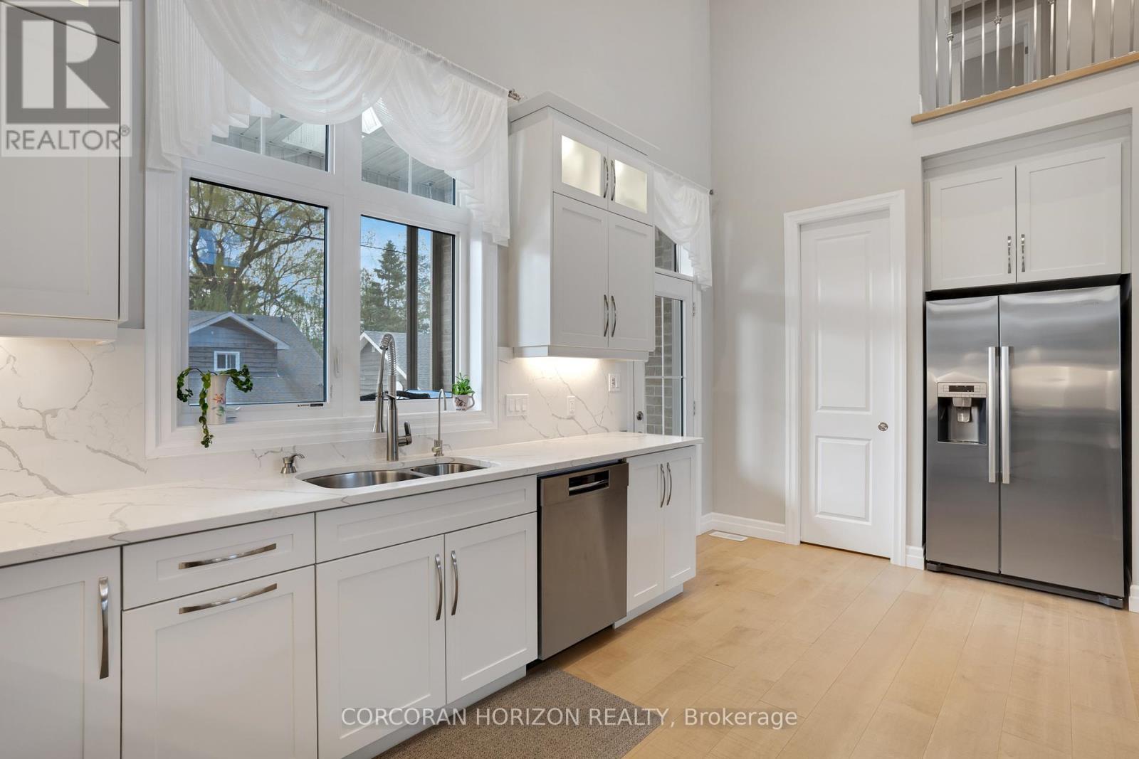 305 Blair Creek Drive, Kitchener, ON - Indoor Photo Showing Kitchen With Double Sink With Upgraded Kitchen