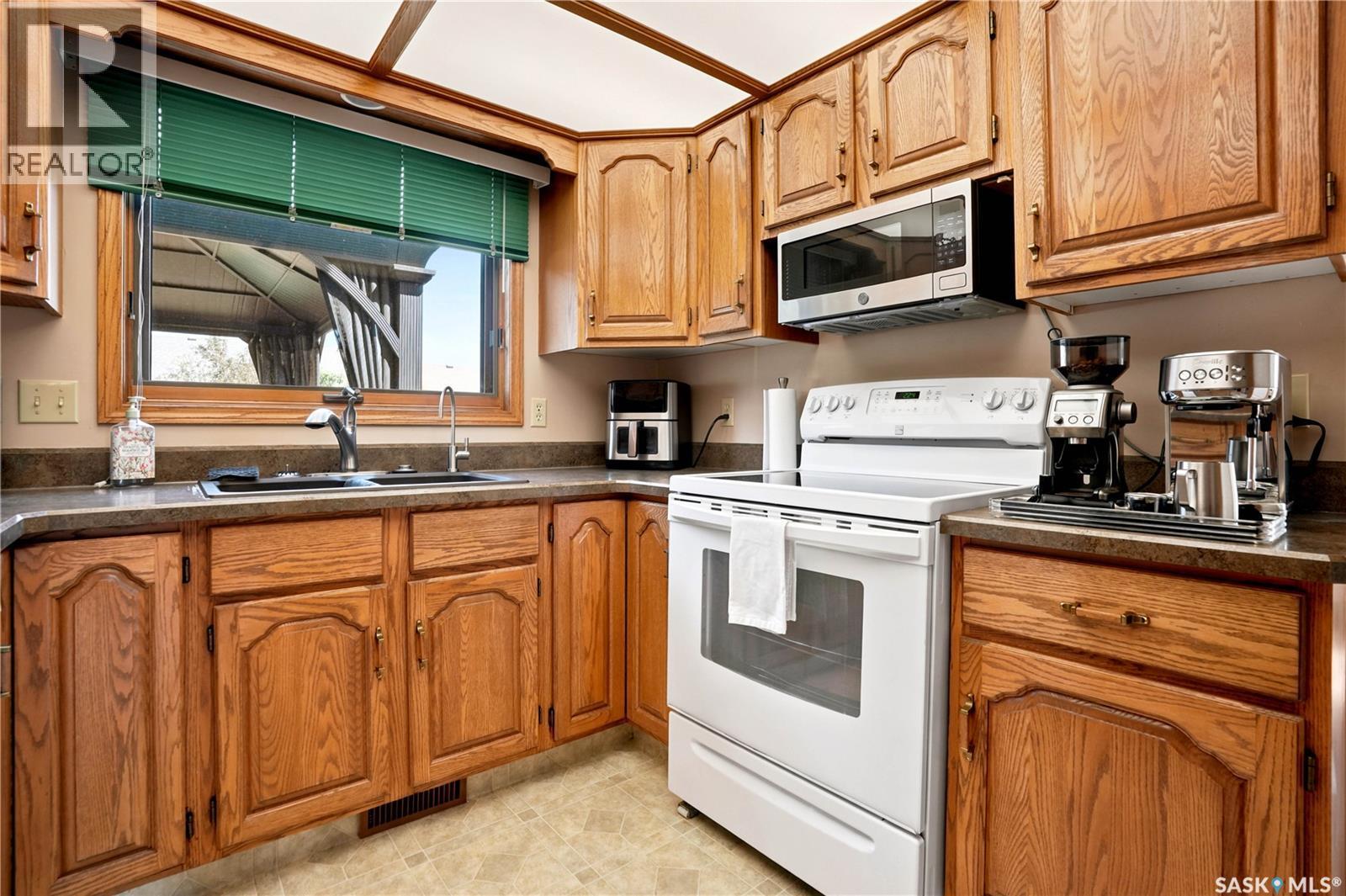 6112 Brunskill Place, Regina, SK - Indoor Photo Showing Kitchen With Double Sink