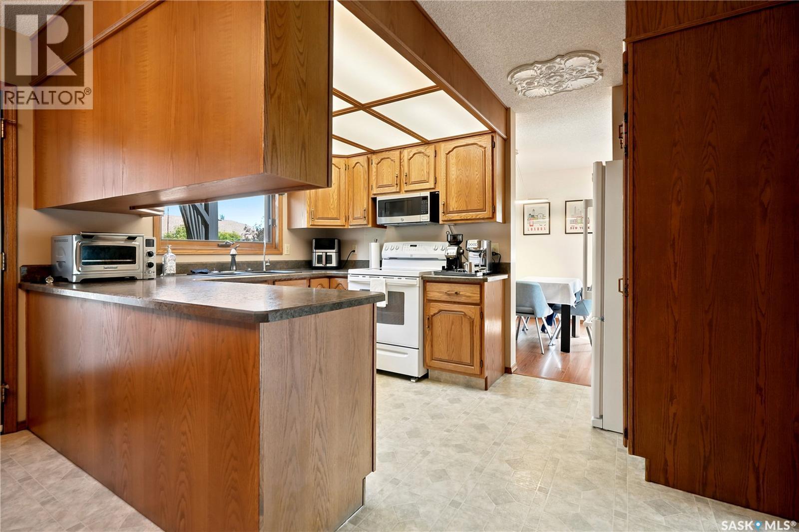 6112 Brunskill Place, Regina, SK - Indoor Photo Showing Kitchen