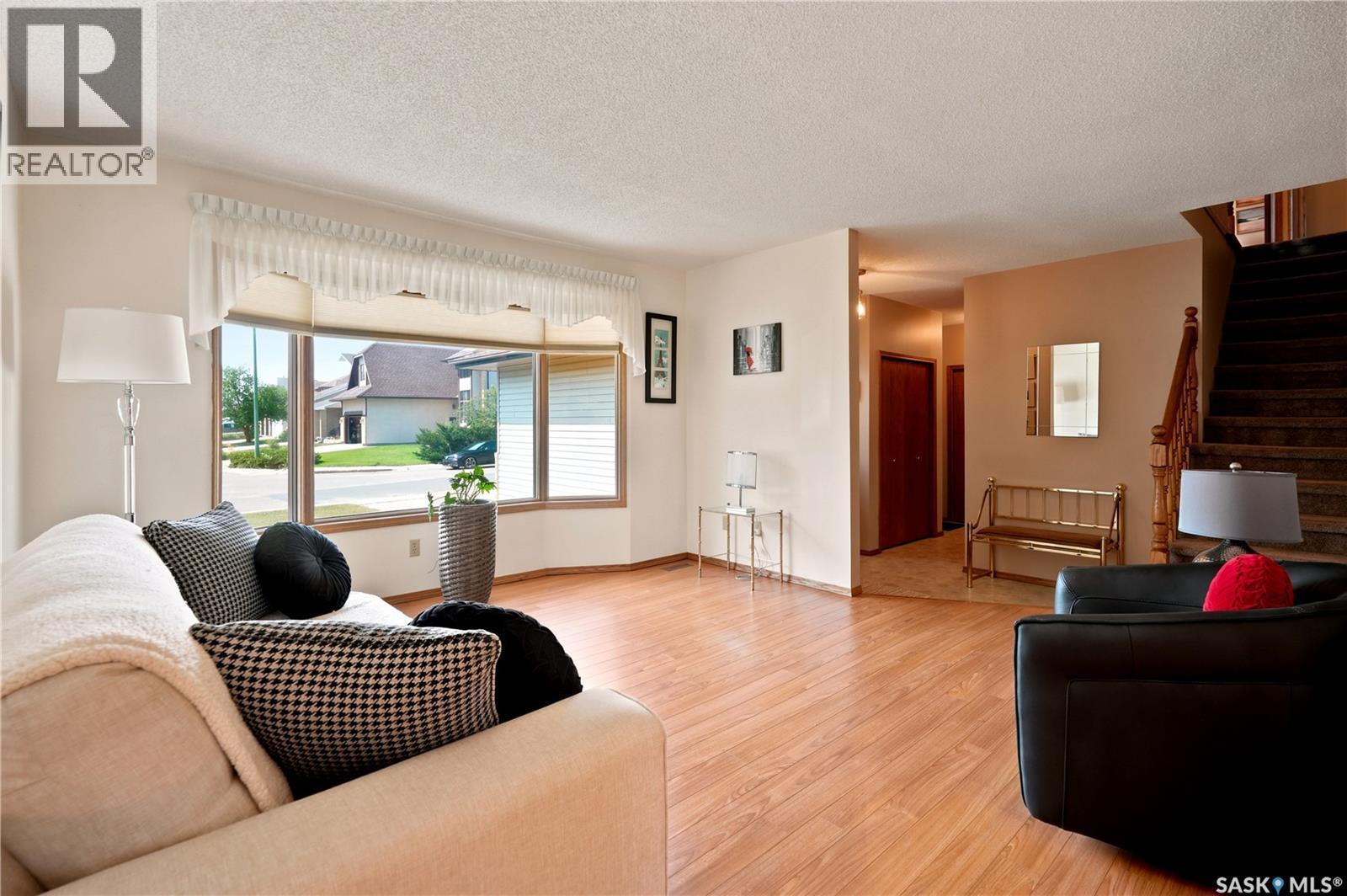 6112 Brunskill Place, Regina, SK - Indoor Photo Showing Living Room