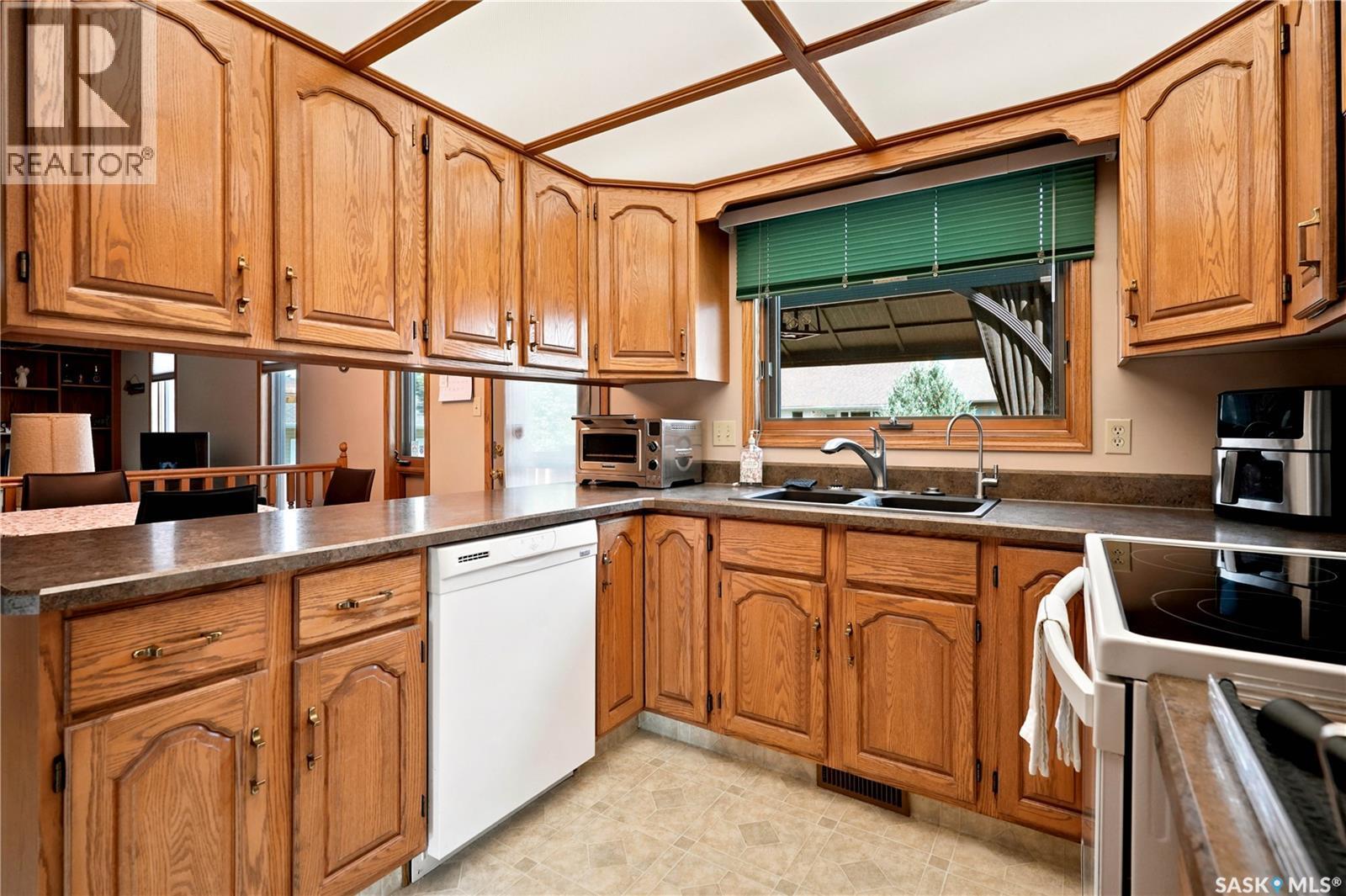 6112 Brunskill Place, Regina, SK - Indoor Photo Showing Kitchen With Double Sink