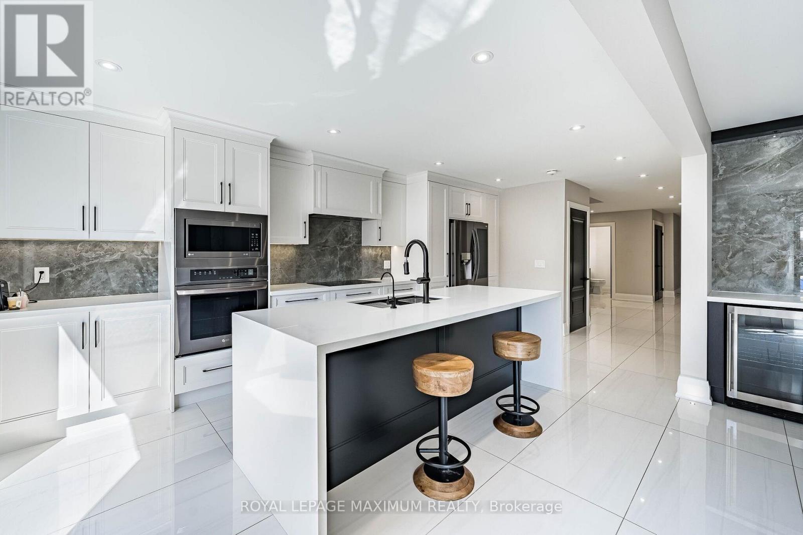 138 Jackman Crescent, Vaughan, ON - Indoor Photo Showing Kitchen With Upgraded Kitchen