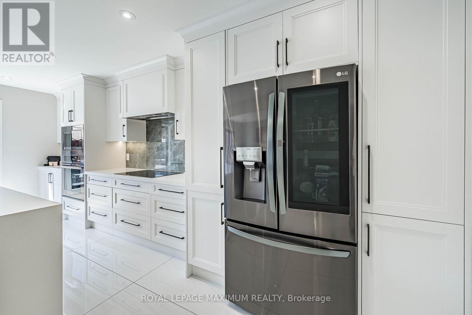 138 Jackman Crescent, Vaughan, ON - Indoor Photo Showing Kitchen With Upgraded Kitchen