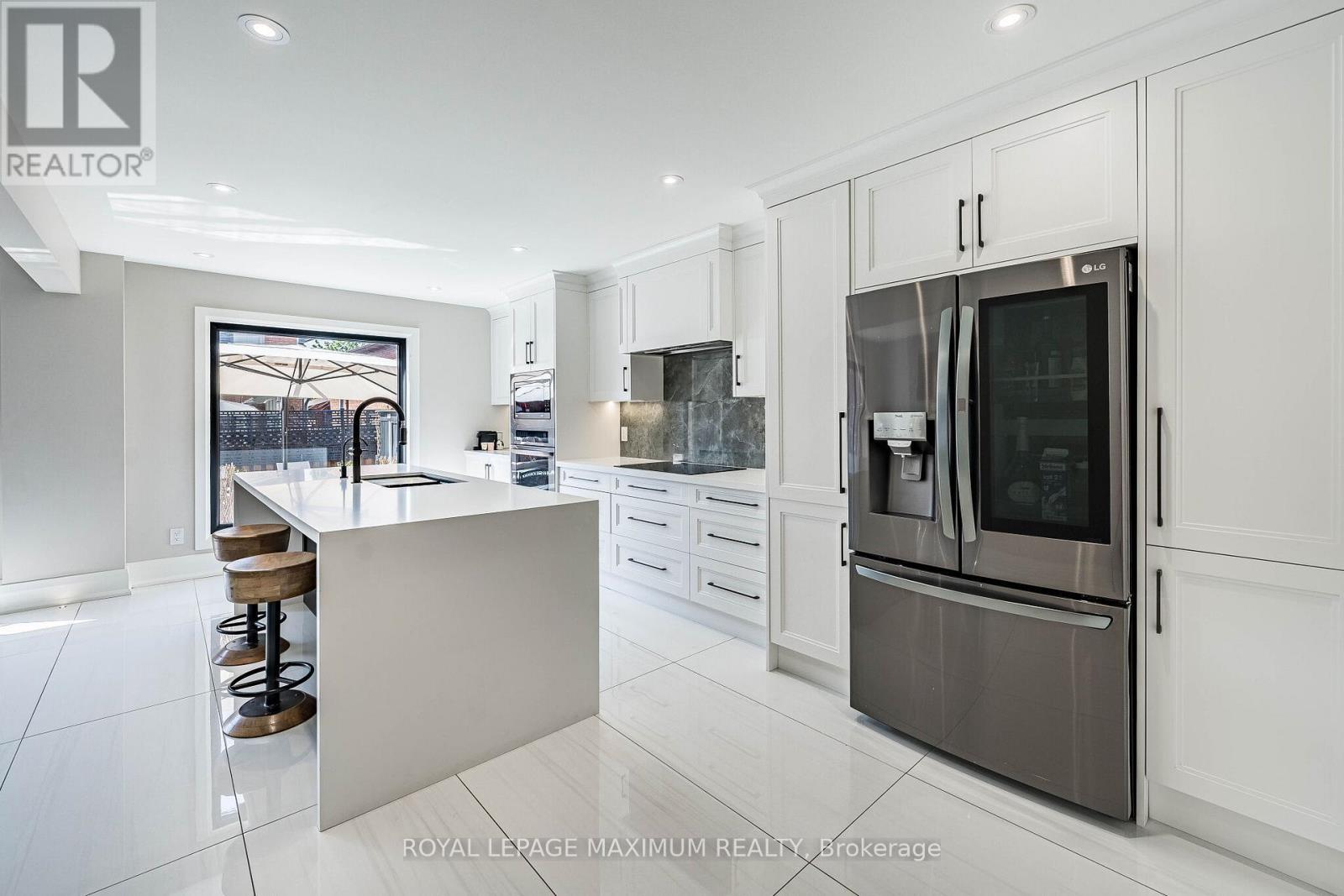 138 Jackman Crescent, Vaughan, ON - Indoor Photo Showing Kitchen With Upgraded Kitchen