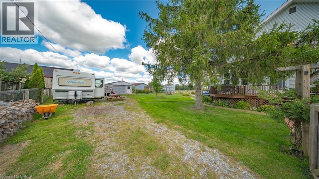 Expansive green lawn with a gravel driveway - 3211 Highway 3, Jarvis, ON - Outdoor