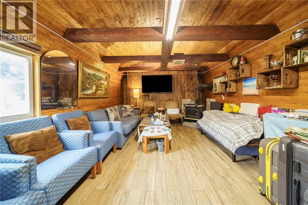 7332 Twenty Road E, Glanbrook, ON - Indoor Photo Showing Living Room