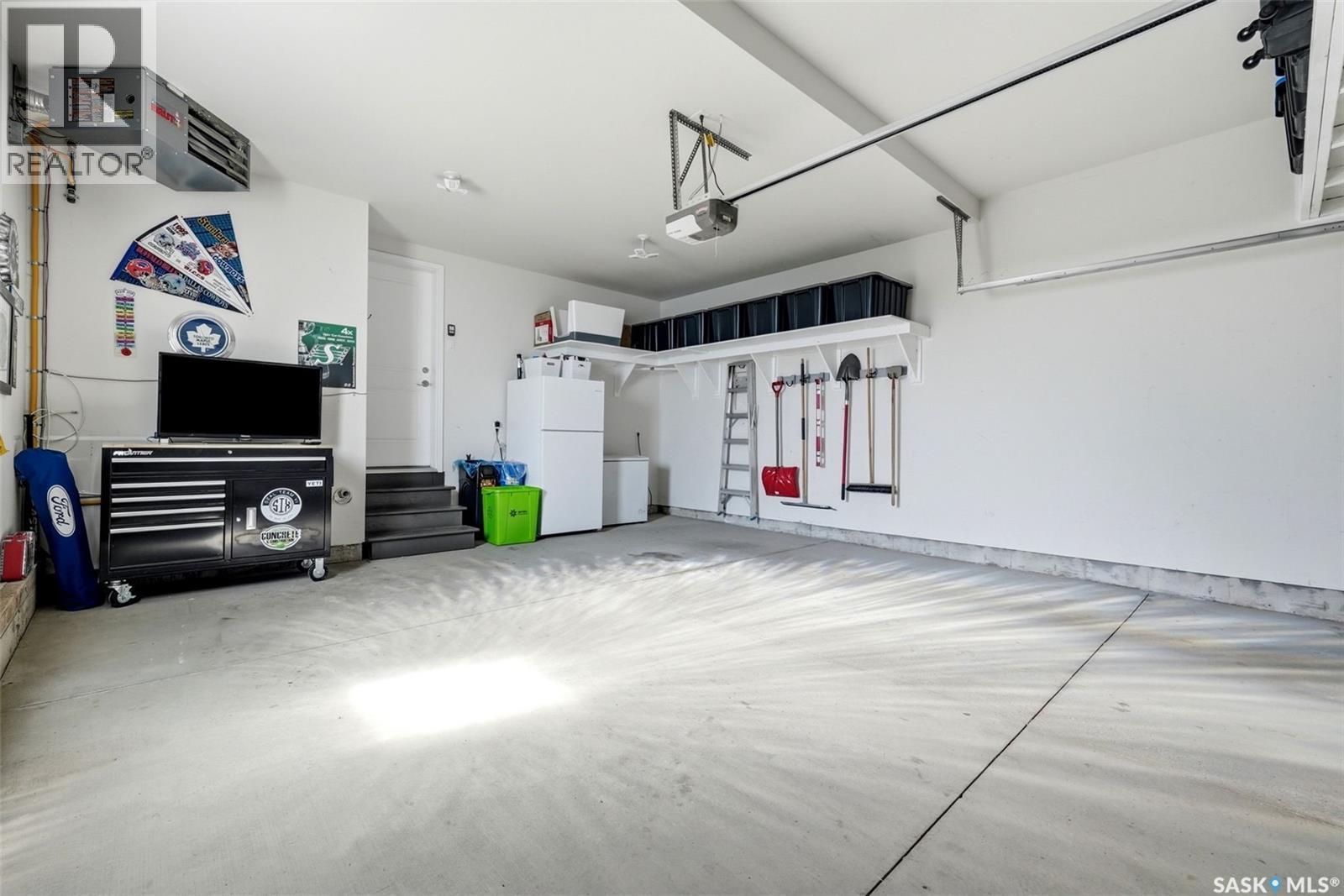 213 4002 Sandhill Crescent, Regina, SK - Indoor Photo Showing Garage