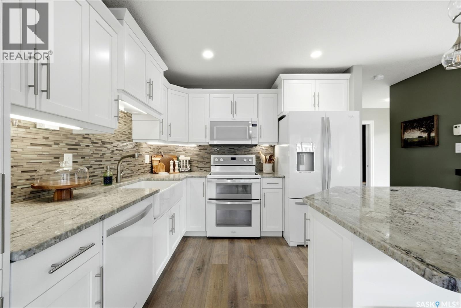 213 4002 Sandhill Crescent, Regina, SK - Indoor Photo Showing Kitchen With Upgraded Kitchen