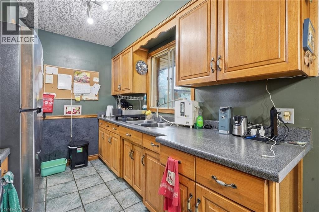 101 Crosby Drive, Kitchener, ON - Indoor Photo Showing Kitchen With Double Sink