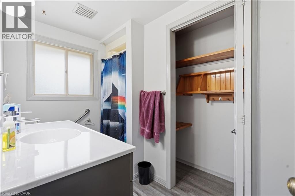 101 Crosby Drive, Kitchener, ON - Indoor Photo Showing Bathroom