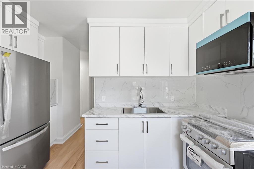 22 David Avenue, Hamilton, ON - Indoor Photo Showing Kitchen With Upgraded Kitchen