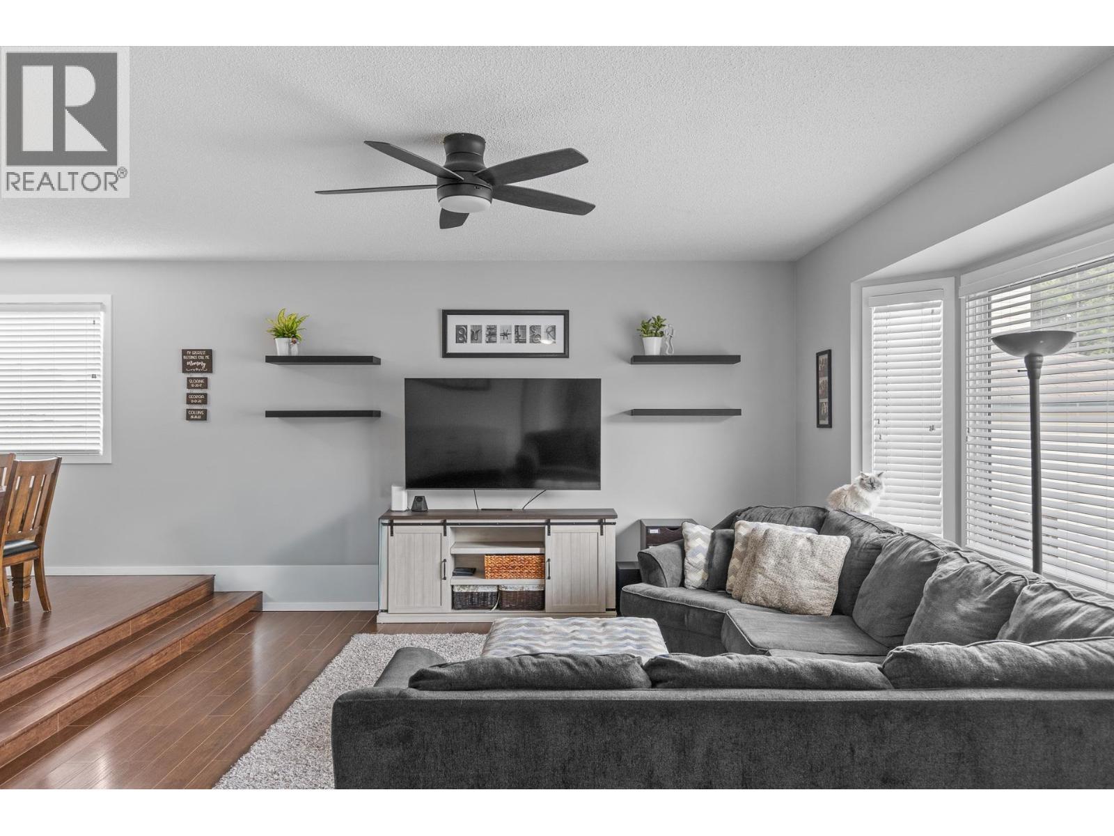 1035 Elwyn Road, Kelowna, BC - Indoor Photo Showing Living Room