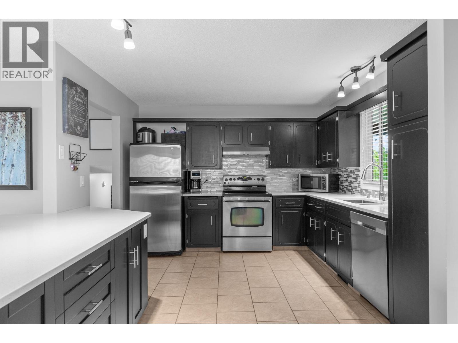 1035 Elwyn Road, Kelowna, BC - Indoor Photo Showing Kitchen