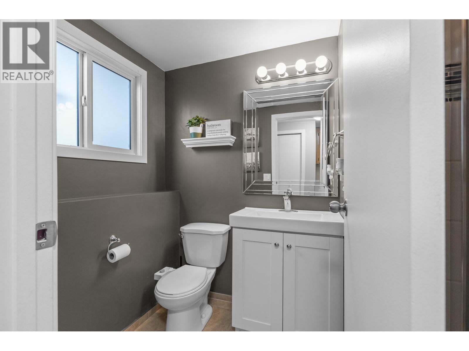 1035 Elwyn Road, Kelowna, BC - Indoor Photo Showing Bathroom