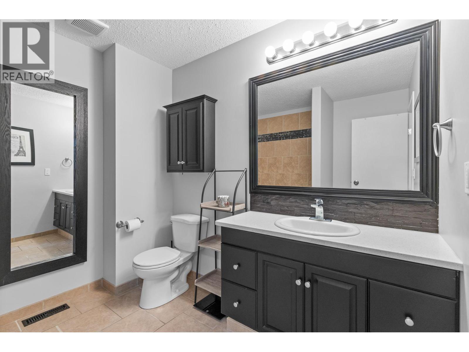 1035 Elwyn Road, Kelowna, BC - Indoor Photo Showing Bathroom